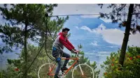 Tak hanya bisa menguji nyali dengan sepeda terbang, Anda juga bisa berfoto untuk prewedding di kaki Gunung Papandayan. (Liputan6.com/Jayadi Supriadin)
