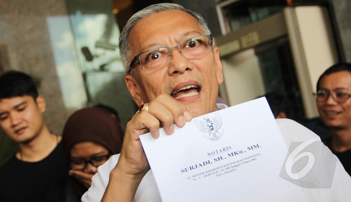 Ketua DPP bidang Hukum Partai Golkar kubu Agung Laksono, Lauren Siburian menyerahkan susunan pengurus Partai Golkar periode 2015-2016 di Kementerian Hukum dan HAM, Jakarta, Selasa (17/3/2015). (Liputan6.com/Helmi Afandi)