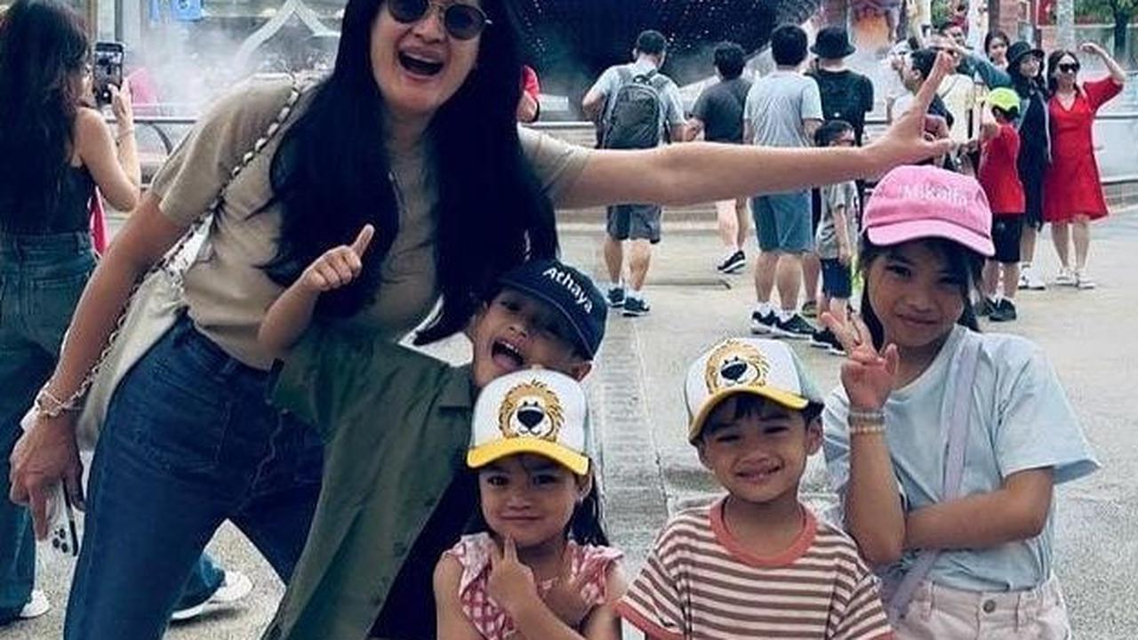 Potret Cantik Donna Harun Boyong Anak, Mantu & Cucu ke Singapura, Netizen 'Neneknya Menolak Tua