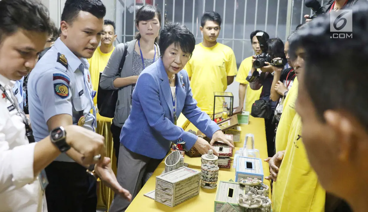 Menteri Kehakiman Jepang Yoko Kamikawa melihat hasil kerajian dari tahanan Lapas Kelas IIA Narkotika Jakarta di Cipinang, Jakarta, Sabtu (9/9). (Liputan6.com/Angga Yuniar)