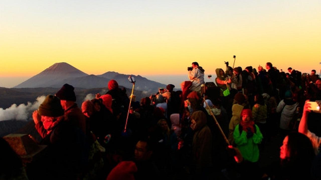 Ramai-ramai abadikan keindahan panorama Bromo yang eksotis