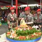 Panglima TNI Jenderal Gatot Nurmantyo memotong tumpeng pada acara Peringatan HUT ke-64 Kopassus di Markas Komando Kopassus, Cijantung, Jakarta Timur. (Puspen TNI)