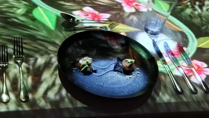 Pengalaman makan dengan teknologi kekinian