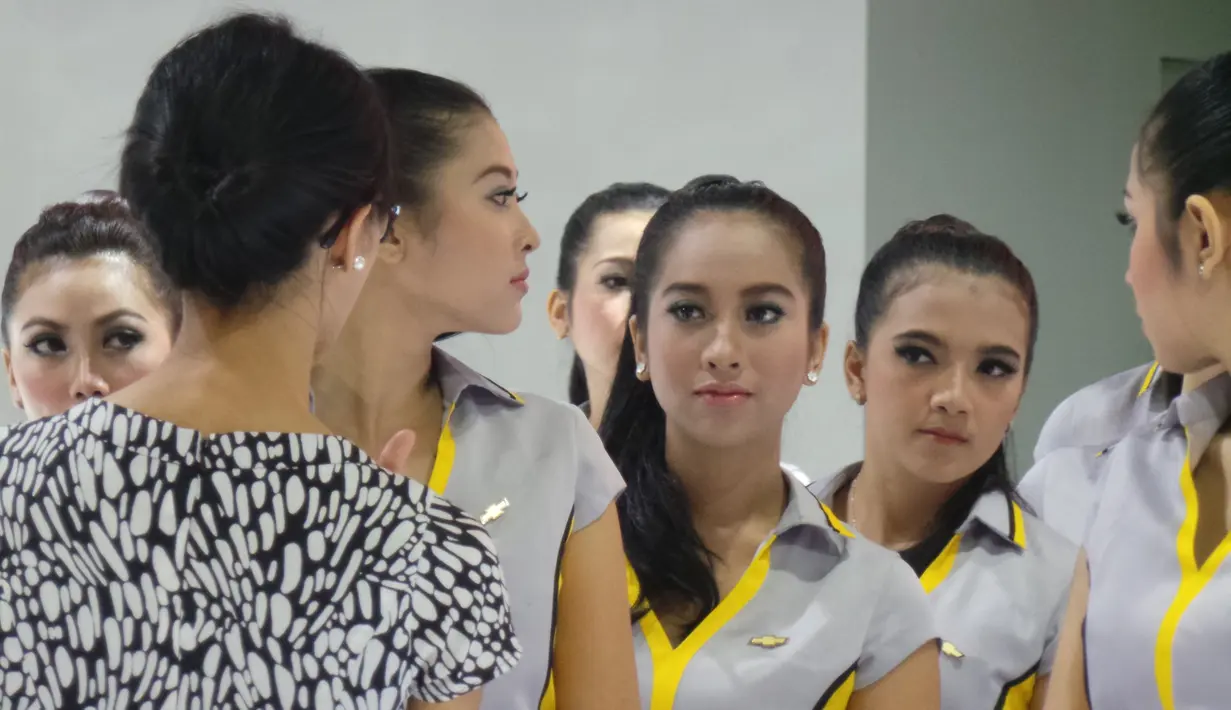 Aksi dara seksi di Indonesia International Motor Show (IIMS) 2014 selalu cerita menarik. (Gesit Prayogi/Liputan6.com)
