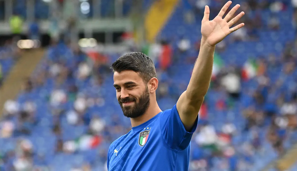 Leonardo Spinazzola menjadi pemain yang berjasa antarkan Italia sebagai juara Euro 2020 walapun tak dapat tampil di dua laga terakhirnya akibat cidera. Ia berhasil dapatkan dua gelar Star of The Match ketika laga perdana hadapi Turki dan laga 16 besar hadapi Austria. (Foto: AFP/Pool/Andreas Solaro)