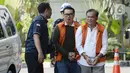 Dirut Perum Perindo, Risyanto Suanda (kiri) dan Ibnu Ghopur penyuap Bupati Sidoarjo Saiful Ilah (kanan) tiba di Gedung KPK, Jakarta, Kamis (16/1/2020). Risyanto diperiksa terkait kasus dugaan suap kuota impor ikan tahun 2019 di Perum Perindo. (merdeka.com/Dwi Narwoko)