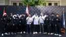 Ketua Umum Komite Olahraga Beladiri Indonesia (KOBI), Ardi Bakrie (tengah) berfoto bersama dengan para fighter saat konferensi pers mengenai pemberangkatan atlet MMA ke China yang berlangsung di Menteng, Jakarta Pusat, Senin (21/10/2024). (Bola.com/Bagaskara Lazuardi)