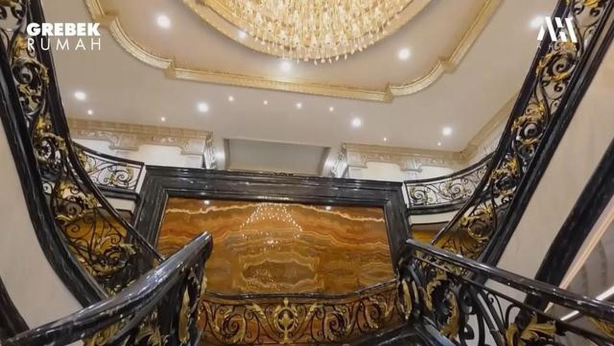 6 Potret Tangga Rumah Gen Halilintar di Jakarta, Mewah Bak Istana Negeri Dongeng