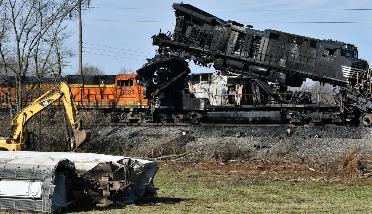 Rangkaian kereta barang terhempas ke luar rel menyusul kecelakaan yang terjadi di Georgetown, Kentucky, Amerika Serikat, Senin (19/3). Empat orang terluka dalam kecelakaan kereta barang tersebut. (AP Photo/Timothy D. Easley)