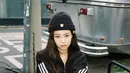 Gaya sporty Jennie BLACKPINK dengan jaket dan beanie. Jangan lupa kenakan sneakers putih biar makin trendy! (Instagram/jennierubyjane).