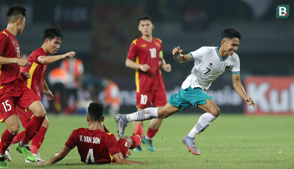 Pemain Timnas Indonesia U-19, Marselino Ferdinan (kanan) dilanggar pemain Timnas Vietnam U-19 saat laga Grup A Piala AFF U-19 2022 di Stadion Patriot Candrabhaga, Bekasi, Jawa Barat, Sabtu (02/07/2022). (Bola.com/Ikhwan Yanuar)