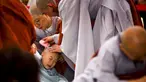 Seorang anak dicukur kepalanya oleh seorang Biksu saat upacara pemberkatan Biksu di kuil Jogye, Seoul, Senin (11/5/2015). Upacara ini diadakan bertepatan dengan hari ulang tahun Buddha. (REUTERS/Thomas Peter)