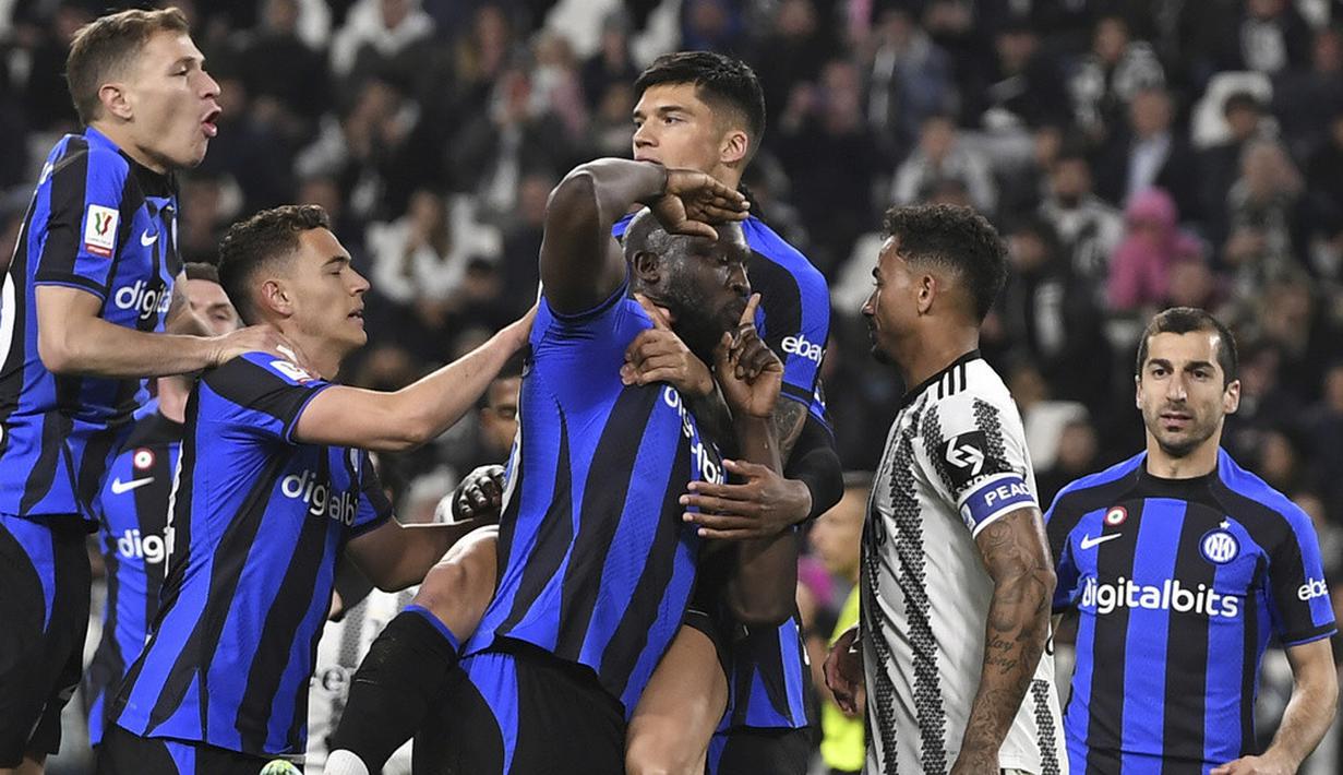 <p>Namun, kemenangan Juventus yang sudah di depan mata harus buyar setelah Inter dapat menyamakan skor lewat tendangan penalti Romelu Lukaku. Hadiah penalti diberikan setelah Bremer handball di kotak terlarang. (Fabio Ferrari/LaPresse via AP)</p>
