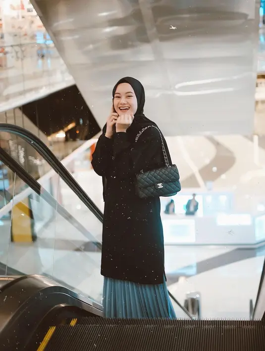 Di usia yang masih sangat muda kala itu, Dinda tidak merasa terbebani jika harus bekerja lebih keras demi sang ayah. Justru ia merasa bahagia karena bisa membantu kebutuhan ekonomi keluarga. (Instagram/dindahw)