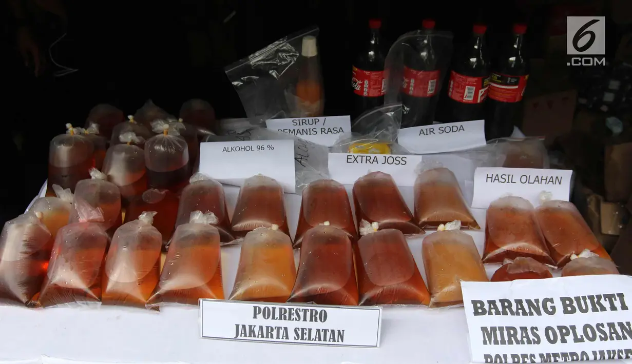 Barang bukti diperlihatkan saat rilis hasil operasi miras di Polda Metro Jaya, Jakarta, Jumat (20/4). Petugas juga berhasil mengamankan 180 orang, 165 orang dilakukan pembinaan, dan 15 orang ditahan. (Liputan6.com/Arya Manggala)