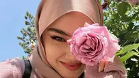6 Warna Hijab yang Mencerahkan Wajah dan Menguatkan Pesona Muslimah