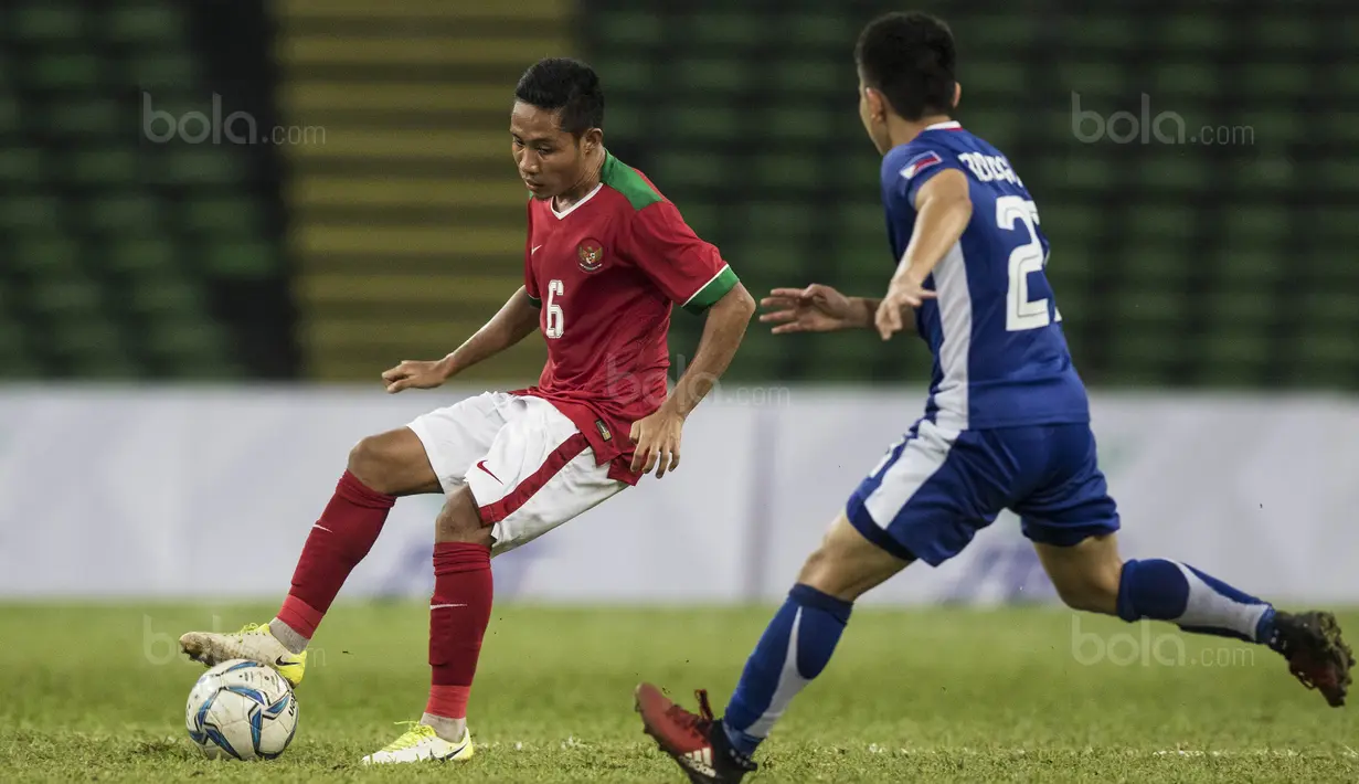 Gelandang Timnas Indonesia, Evan Dimas, menggiring bola saat melawan Filipina pada laga SEA Games di Stadion Shah Alam, Selangor, Kamis (17/8/2017). Indonesia menang 3-0 atas Filipina. (Bola.com/Vitalis Yogi Trisna)