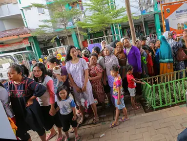 Warga antre untuk pemeriksaan kulit di komplek Rusunawa Muara Baru, Jakarta, Selasa (14/5/2019). Setiap warga berkesempatan untuk berkonsultasi dan mendapatkan pelayanan dari para dokter spesialis kulit terkait dengan gangguan kulit yang mereka alami. (Liputan6.com/Fery Pradolo)