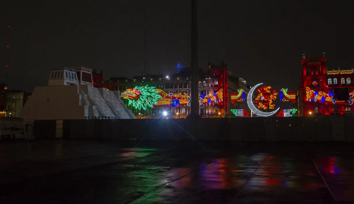 Dekorasi cahaya peringatan 500 tahun perlawanan Meksiko-Tenochtitlan terhadap Spanyol di Zocalo Square Mexico City, 12 Agustus 2021. Pada 13 Agustus, Meksiko akan memperingati 500 tahun "jatuhnya" ibu kota Aztec Tenochtitlan ke tangan para penakluk dan sekutu pribumi mereka. (CLAUDIO CRUZ/AFP)