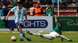 Pemain Argentina, Angel Correa berusaha merebut bola dari pemain Bolivia dalam laga Kualifikasi Piala Dunia 2018 zona Amerika Selatan di Stadion Hernando Siles, Rabu (29/3). Argentina tumbang 0-2 di kandang Bolivia. (AP Photo/Juan Karita)
