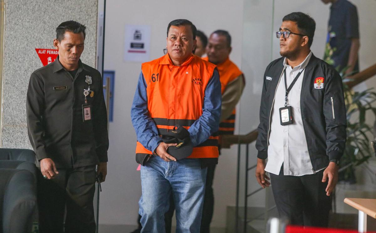 FOTO: KPK Tahan Bupati Kuansing Terkait Dugaan Suap Sekda
