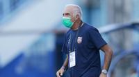 Pelatih Borneo FC, Mario Gomez, mengamati permainan anak asuhnya saat melawan PSM Makassar dalam laga matchday ke-3 Grup B Piala Menpora 2021 di Stadion Kanjuruhan, Malang, Rabu (31/3/2021). Borneo FC bermain imbang 2-2 dengan PSM. (Bola.com/M Iqbal Ichsan)