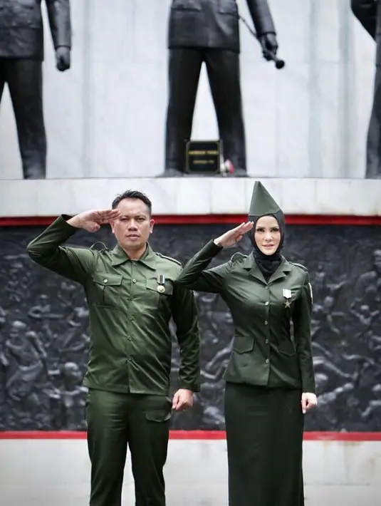Beberapa tempat bersejarah di pilih oleh Vicky dan Angel Lelga. Diantaranya Lubang Buaya, Masjid Istiqlal, dan Monas. Pasangan yang sering tampil kompak itu serasi dengan mengenakan kostum ala pahlawan. (Instagram/vickyprasetyo777)