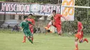 Bek Persija Jakarta, Gunawan Dwi Cahyo, berusaha membuang bola dari rebutan pemain PS AD pada laga uji coba di Lapangan Villa 2000, Tangerang, Jumat (4/3/2016). (Bola.com/Vitalis Yogi Trisna)