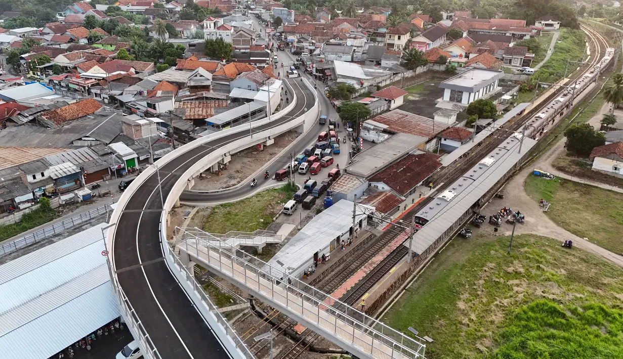 Hadirnya infrastruktur ini diharapkan mampu meningkatkan kenyamanan pejalan kaki dan pengguna kendaraan, memperkuat konektivitas antar wilayah, serta memicu pertumbuhan ekonomi lokal melalui mobilitas yang lebih cepat, aman, dan terintegrasi. (merdeka.com/Arie Basuki)