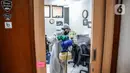 Petugas melakukan penyemprotan cairan disinfektan di ruangan kerja Gedung KPU Pusat, Jakarta, Selasa (21/7/20).  Penyemprotan dilakukan setelah seorang pegawai Komisi Pemilihan Umum (KPU) RI terpapar virus Covid-19. (Liputan6.com/Faizal Fanani)
