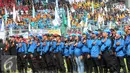 Para buruh bernyanyi bersama saat di GBK, Jakarta, Minggu (1/5) GBK merupakan titik kumpul para Buruh dalam penyampaian aspirasi buruh saat Perayaan Buruh Internasional. (Liputan6.com/Helmi Afandi)