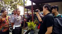 Kepala Satreskrim Polres Bangkalan, AKP Inggit Prasetyanto saat diwawancara wartawan. (liputan6.com/Musthofa Aldo)