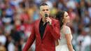 Penyanyi asal Inggris, Robbie Williams, berduet dengan penyanyi soprano Rusia Aida Garifullina pada upacara pembukaan Piala Dunia 2018 di Stadion Luzhniki, Moskow, Kamis (14/6). Keduanya berkolaborasi di lagu Angel milik Williams. (AP/Pavel Golovkin)