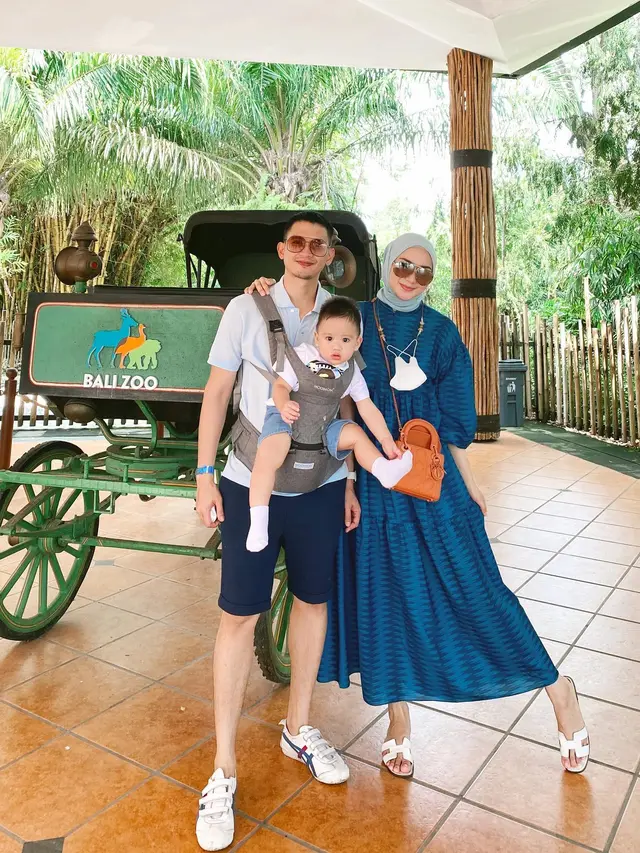 7 Potret Rezky Adhitya Bersama Baby Athar yang Tampil Keren