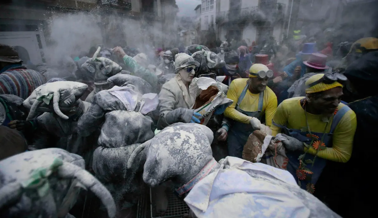 Peserta berpartisipasi dalam festival O Entroido dengan cara saling melemparkan tepung di Laza, Spanyol, Senin (8/2). Festival yang berlangsung selama seminggu itu dianggap sebagai peristiwa sosial dan budaya utama di kota Laza. (REUTERS/ Miguel Vidal)