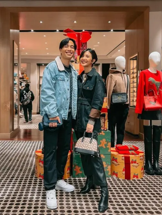Hadiri acara peluncuran Coach Holiday 2022, Vidi dan Sheila kompak tampil casual mengenakan jaket jeans. @vidialdiano @sheiladaisha.