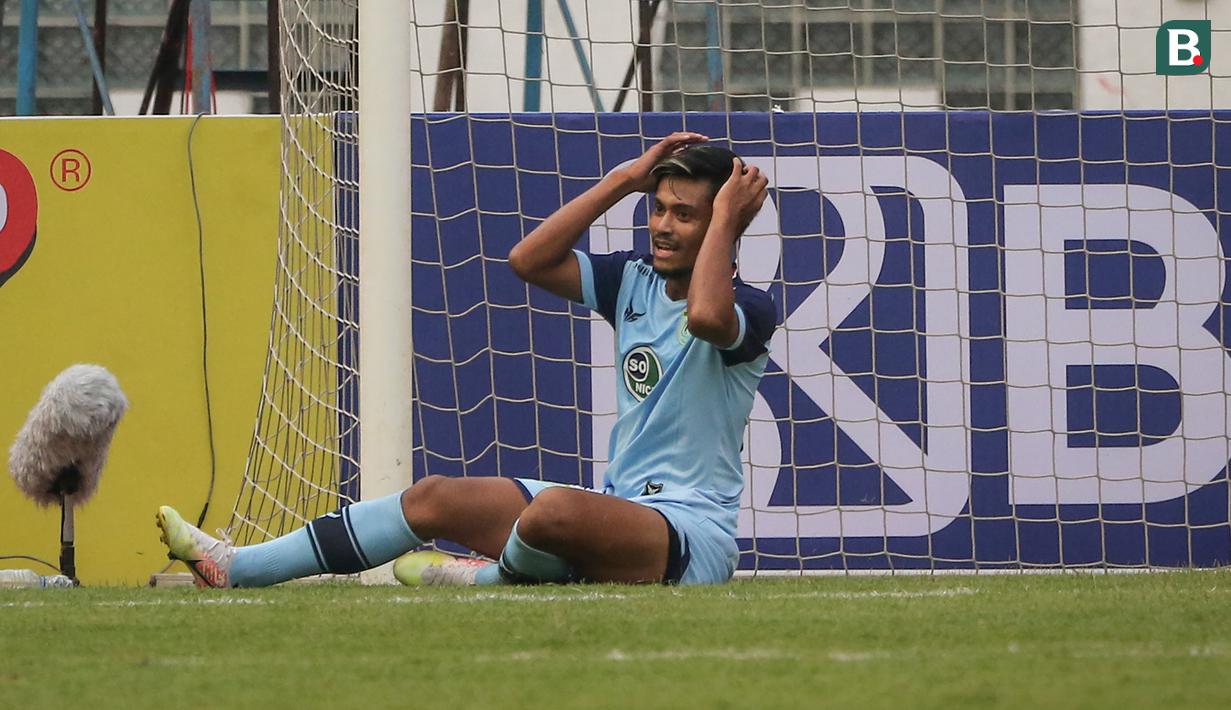 Ekspresi kecewa gelandang Persela Lamongan, Riswan Yusman usai gagal mencetak gol saat melawan Persipura Jayapura dalam laga pekan kedua BRI Liga 1 2021/2022 di Stadion Wibawa Mukti, Cikarang, Jumat (10/09/2021). (Foto: Bola.com/Bagaskara Lazuardi)