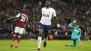 Gelandang Tottenham Hotspur, Moussa Sissoko, melakukan selebrasi usai cetak gol ke gawang West Ham United pada laga Piala Liga Inggris di Stadion Wembley, Rabu (25/10/2017). West Ham United menang 3-2 atas Tottenham Hotspur. (AP/Kirsty Wigglesworth)