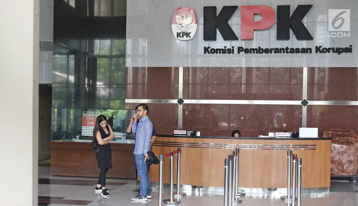 Putra dan putri mantan ketua DPR Setya Novanta, Dwina Michaella dan Rheza Herwindo seusai menjalani pemeriksaan di gedung KPK, Jakarta, Rabu (28/3). (Liputan6com/Herman Zakharia)