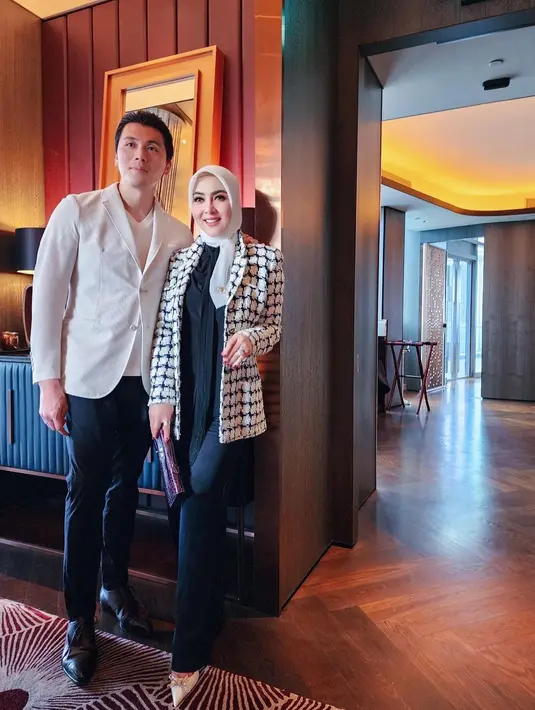 Sementara itu, Reino Barack tampil semi kasual dengan blazer putih dan dark jeans [instagram/princessyahrini]