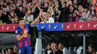 Momen emosional langsung menyelimuti markas Barcelona setelah Robert Lewandowski menyampaikan salam perpisahan kepada para pendukung. (AP Photo/Joan Mateu Parra)