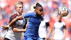 Pemain Chelsea, Christopher Nkunku, berebut bola dengan pemain Fulham, Luc De Fougerolles, pada laga Premier League Summer Series di FedEx Field di Maryland, Washington, Senin (31/7/2023). Chelsea menang dengan skor 2-0. (Photo by Tim Nwachukwu / GETTY IMAGES NORTH AMERICA / Getty Images via AFP)