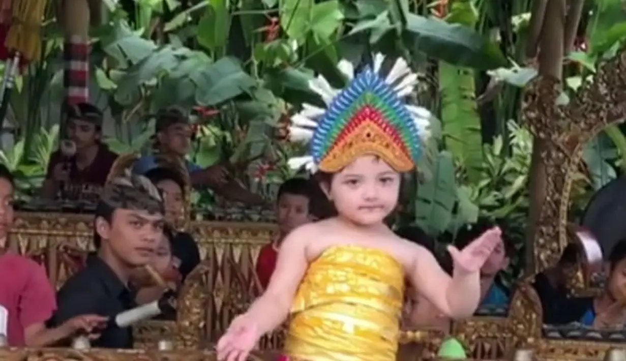 Bocah tiga tahun itu berlenggak-lenggok sambil menggerakkan kedua tangannya mengikuti irama musik. Sesekali ia melihat ke kanan atau ke kiri. (Instagram/ashanty_ash)