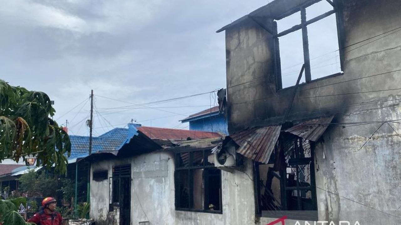 Damkar Kerahkan Seluruh Anggota Padamkan Kebakaran Rumah Bengkulu di Kawasan Padat Penduduk