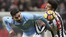 Pemain Newcastle United, Mikel Merino (kanan) melakukan duel dengan pemain Manchester City, Ilkay Gundogan (kiri) pada lanjutan Premier League di St James' Park, Newcastle-upon-Tyne, (27/12/2017). Manchester City menang 1-0. (AFP/Lindsey Parnaby)
