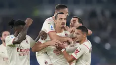 Penyerang AC Milan, Zlatan Ibrahimovic merayakan gol pembuka yang dicetaknya ke gawang AS Roma pada pekan ke-11 Liga Italia di Stadio Olimpico, Roma, Senin (1/11/2021) dini hari WIB. AC Milan menang 2-1 meski harus bermain 10 orang. (AP Photo/Gregorio Borgia)