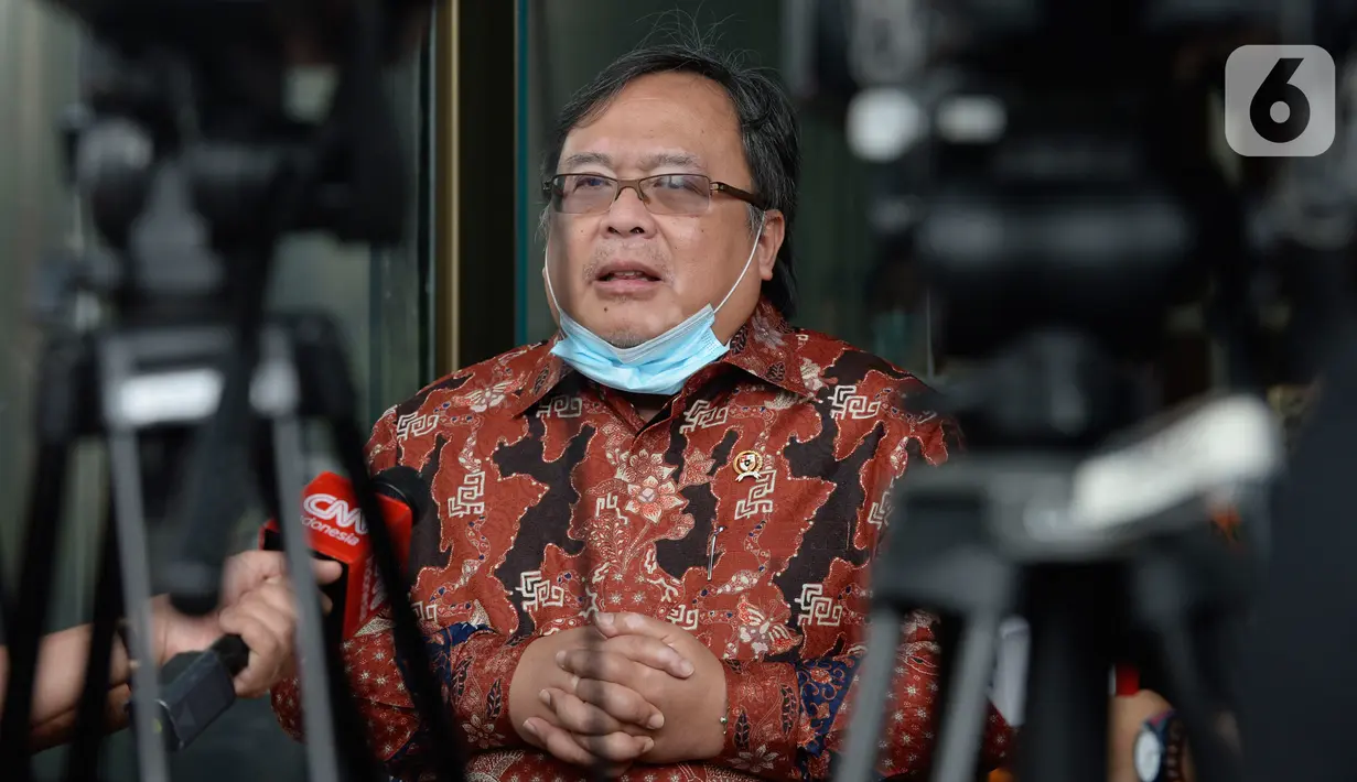 Menteri Riset dan Teknologi / Kepala Badan Riset Teknologi Inovasi Nasional (BRIN) Bambang Brodjonegoro usai melakukan pertemuan di gedung KPK, Jakarta, Selasa (16/6/2020). Pertemuan membahas mengenai hal terkait pendanaan penelitian riset teknologi inovasi. (merdeka.com/Dwi Narwoko)