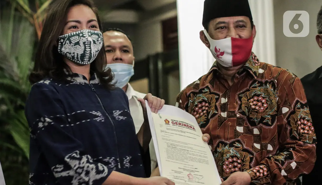 Bakal Calon Walikota dan Wakil Walikota Tangerang Selatan, Muhammad dan Rahayu Saraswati Djojohadikusumo saat pemberian surat rekomendasi di kediaman Prabowo Subianto, Jakarta, Senin (20/7/2020). Gerindra mengusung Muhammad-Sarauntuk maju di Pilwalkot Tangsel 2020. (Liputan6.com/Johan Tallo)