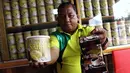 Seorang pedagang saat memperlihatkan kemasan Kopi Durian Sahabat khas Lubuklinggau, Sumatera Selatan, (12/10/14). (Liputan6.com/Faizal Fanani)