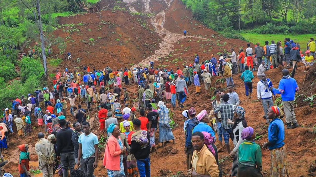Foto yang dirilis Departemen Komunikasi Pemerintah Zona Gofa, pada 22 Juli 2024, memperlihatkan warga berkumpul di lokasi tanah longsor yang menerjang Distrik Geze-Gofa, Ethiopia.&nbsp;Tanah longsor yang dipicu oleh hujan lebat di daerah terpencil di Ethi
